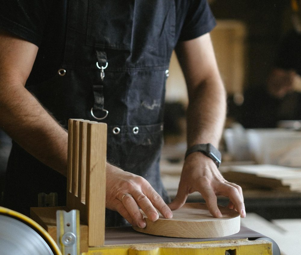 Crop artisan working with belt and disc sander